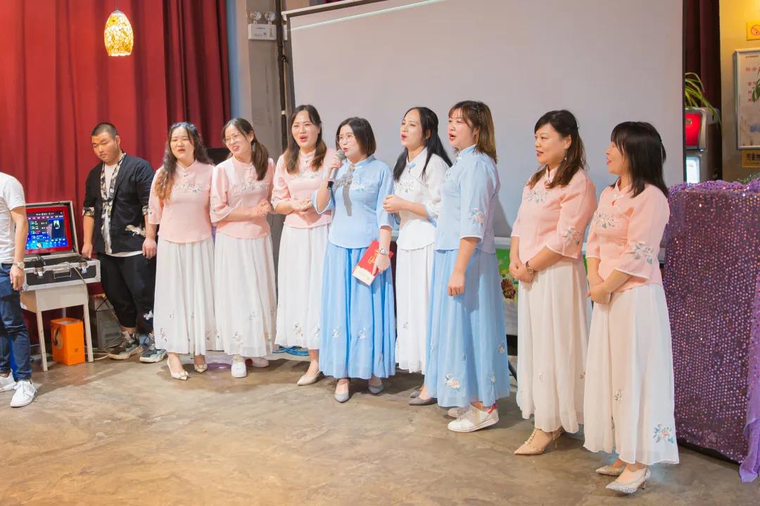 漢宇鐘表營(yíng)銷中心小姐姐們的民國(guó)風(fēng)